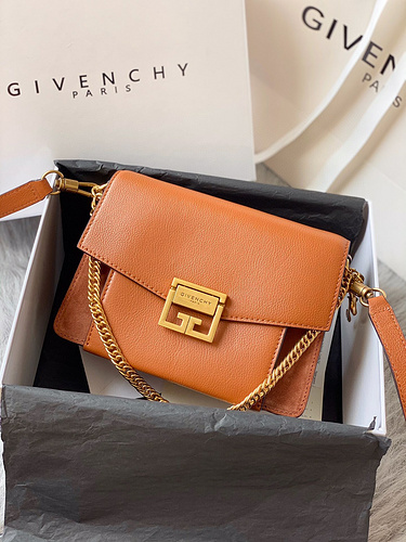 Givenchy-10210a0b